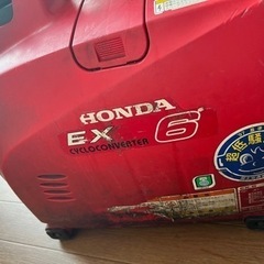 発電機とガソリン携行缶の画像