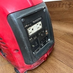 発電機とガソリン携行缶の画像