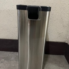 ペダル式ゴミ箱x1個　生活雑貨 家庭用品 キッチン雑貨