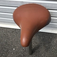 自転車部品　<中古>自転車のシート　シートポスト付き　ママチャリ用
