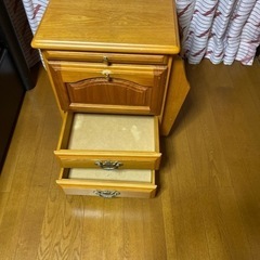 ベッドサイドデスク？の画像