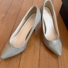 エナメルパンプスの画像