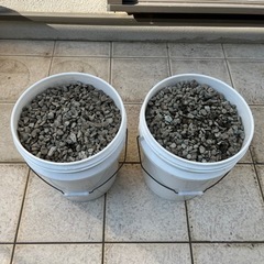 カラー砕石（薄グリーンと薄グレー色と白色のミックス）約２０Lバケツ２個