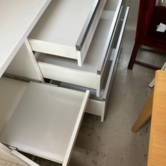 K2407-132  ユーアイ キッチンボード 食器棚 幅1350mm 取手部分1箇所ネジ無し キズ汚れ有りの画像