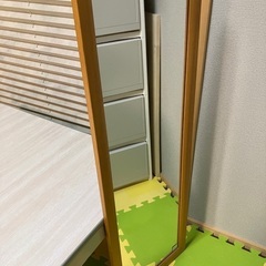 こたつと姿鏡の画像