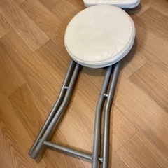 折りたたみ椅子の画像