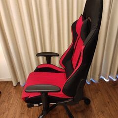 ゲーミングチェア(フットレスト付き)の画像