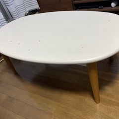2人掛けソファとテーブル　おまけにベッドの画像