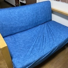 2人掛けソファとテーブル　おまけにベッドの画像