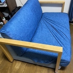 2人掛けソファとテーブル　おまけにベッド
