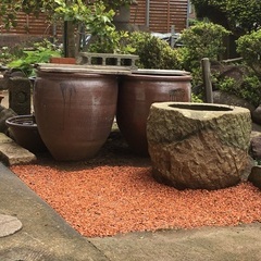 大きな甕、火鉢、水鉢、睡蓮鉢、メダカ鉢、つくばい