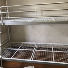 白いパイプの2段ベット