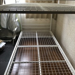 白いパイプの2段ベットの画像