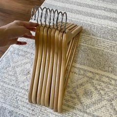 IKEA 木製ハンガー 8本の画像