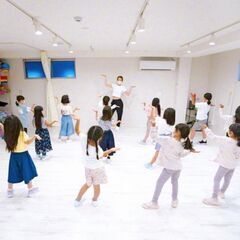 練馬駅前ダンススクール　初心者、はじめたての方大歓迎！キッズダンスからエクササイズダンスもあり、お子様から大人まで楽しめる充実のレッスン内容の画像