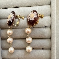 お花パールイヤリングの画像