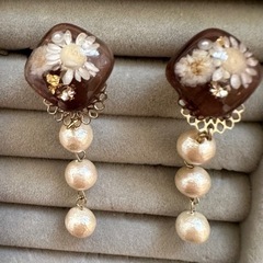 お花パールイヤリングの画像
