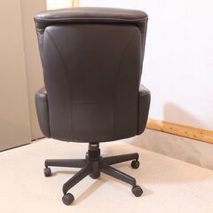 人気のkarimoku(カリモク家具)より総本革のキャスター付きデスクチェア