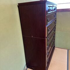 レトロな洋服タンスの画像