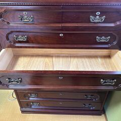 レトロな洋服タンスの画像