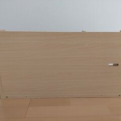 机の上の棚の画像