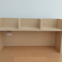 机の上の棚の画像