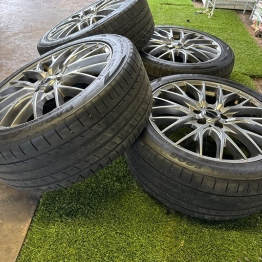 車のパーツ タイヤ、ホイール