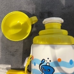 子供用品  コップ付き水筒の画像