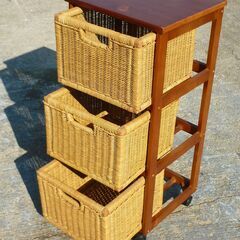 USED 引き出しが籐（ラタン）製のキャスター付き小型軽量３段チェスト 食料品ストック 小物入れ サニタリーボックス インテリア収納の画像