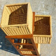 USED 引き出しが籐（ラタン）製のキャスター付き小型軽量３段チェスト 食料品ストック 小物入れ サニタリーボックス インテリア収納の画像