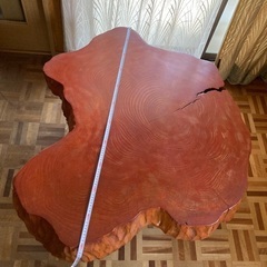 一枚板(輪切り)のテーブルの画像