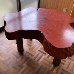 一枚板(輪切り)のテーブルの画像