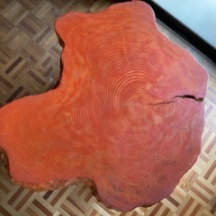 一枚板(輪切り)のテーブルの画像