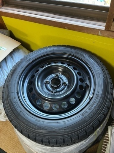 ダンロップスタッドレスタイヤ185/60 R15　
