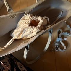 美品　オシャレなバッグ　ベージュ　
の画像
