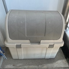 屋外用フタつきゴミ箱 