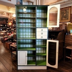 レトロポップなアーチ窓のガラスキャビネット（食器棚）