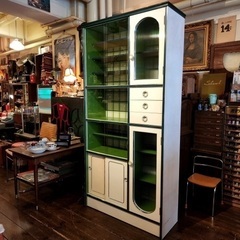 レトロポップなアーチ窓のガラスキャビネット（食器棚）