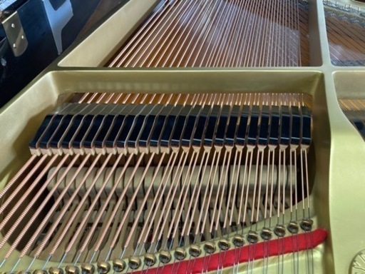 YAMAHA グランドピアノG5E 1980年全弦をドイツ製レスローに交換しました。