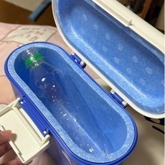 小さめクーラーボックス 青 ジュースケースなどの画像