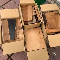 ★交渉中★家具解体他木材段ボール４箱分（A）★キャンプ、薪ストー...