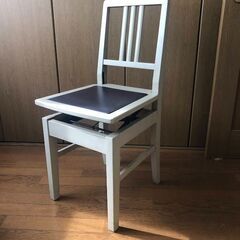 【あげます　無料　０円】ピアノ　背もたれ付き椅子　YAMAHA　ヤマハ　白色の画像