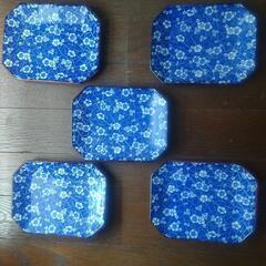 花柄の大皿、小皿のセットの画像