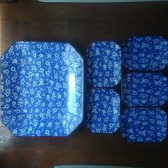 花柄の大皿、小皿のセットの画像