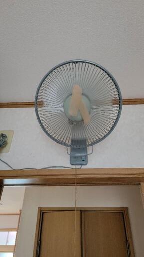 壁掛け用扇風機 売ります　空調家電 扇風機　しゃしんはガムテープついてるわけでありません