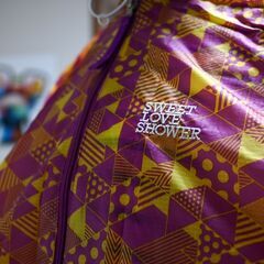 【受付終了】ラブシャオリジナルポンチョ/あの伝説的な2016年開催時のデザイン！ポンチョ型なので身長体型関係なく着用しやすい！自転車に乗る際にも◎珍しい柄デザインで、雨の日の主役に！の画像