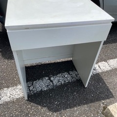 無料　引き出し　コンセント付きデスクの画像