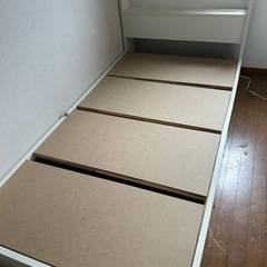 白くて可愛いシングルベッド　マットレス無し