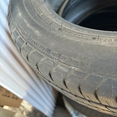 車のパーツ タイヤの画像