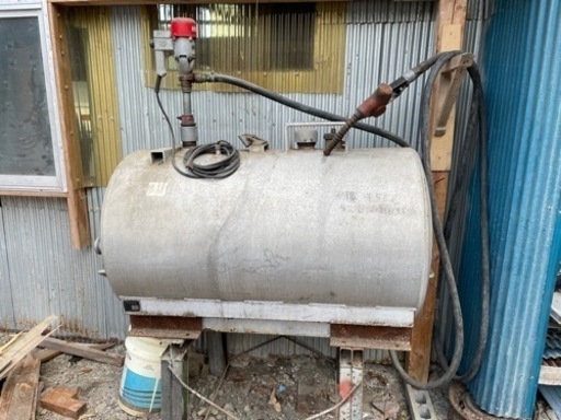 タンクローリーのタンクと100Vポンプ（ノズル付き）